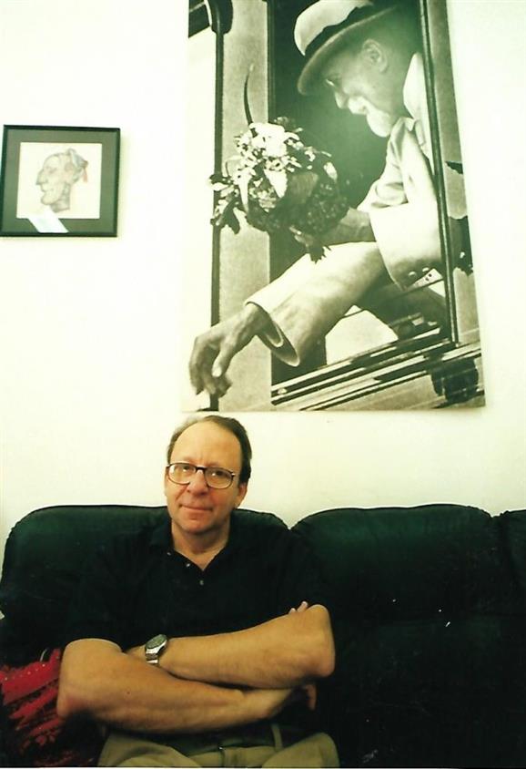 Dr. Stark András a rendelője falán elhelyezett fénykép alatt ülve, Freud áldását fogadja / Fotó: Horváth Dávid